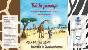 Illustration für das Kindermusical "Tuishi pamoja – Eine Freundschaft in der Savanne", präsentiert von der Stadtkapelle Wernau am 10. und 11. Juli 2019 im Quadrinium Wernau. Das Bild zeigt eine Giraffe und ein Zebra in einer savannenähnlichen Landschaft. Hinweise auf den Eintritt und die Mitwirkenden wie Bläserklassen und das JugendBlasOrchester sind aufgeführt. Die Veranstaltung richtet sich an Musiklieb