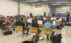 Probe der Stadtkapelle Wernau mit Musikern aus der Region Esslingen und Stuttgart. Die Blaskapelle übt im Probenraum, um musikalische Veranstaltungen und Auftritte vorzubereiten. Ideal für Musikliebhaber und Interessierte an Brassmusik innerhalb des Landkreises.