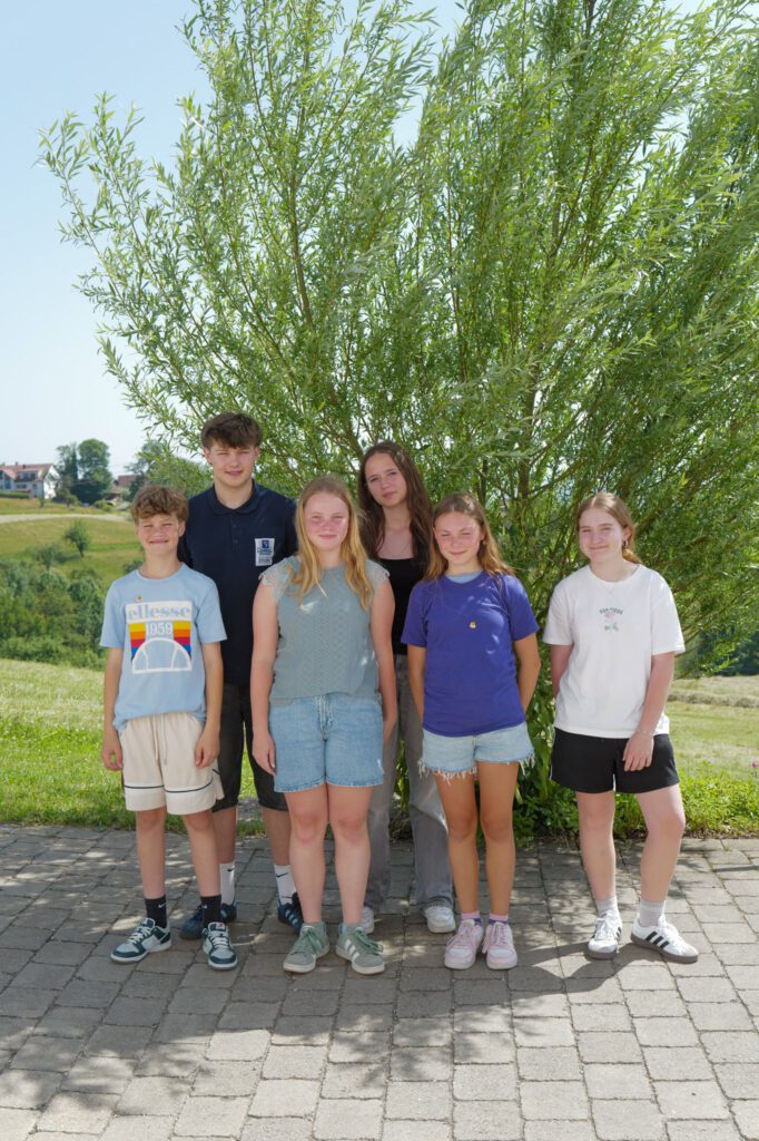 Gruppenfoto der jungen Musiker der Stadtkapelle Wernau, die musikalische Talente im Raum Esslingen und Stuttgart repräsentieren. Ideal für Musikliebhaber und Interessierte an musikalischen Aktivitäten im Landkreis.