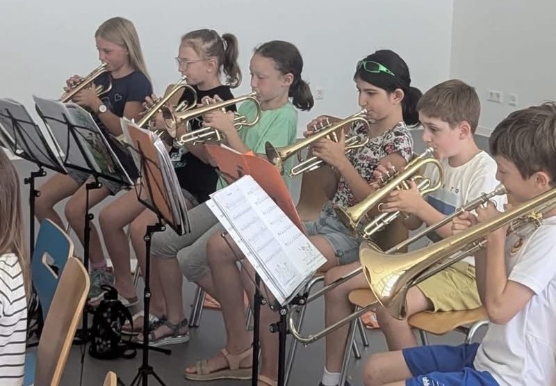 Schüler der Stadtkapelle Wernau üben gemeinsam auf ihren Trompeten in einer Musikprobe, ideal für Musikliebhaber und angehende Musiker im Raum Esslingen und Stuttgart.