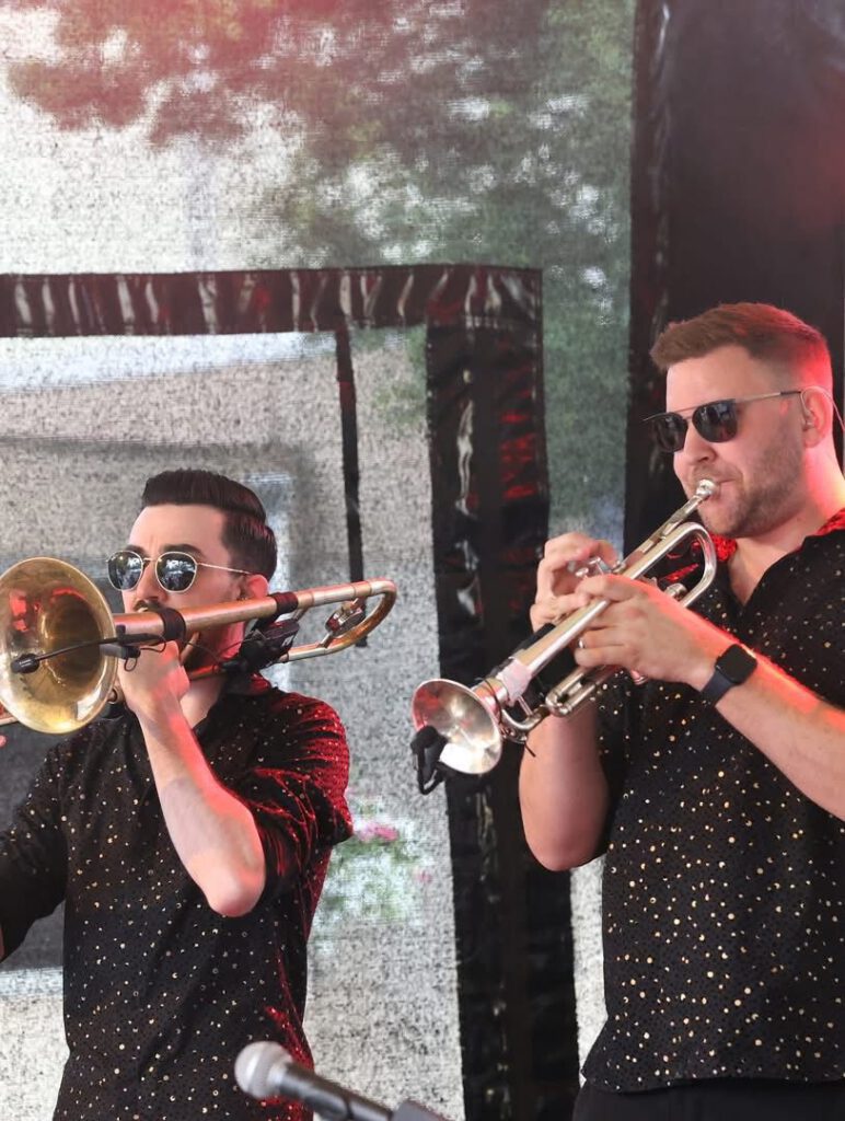 Zwei Musiker der Stadtkapelle Wernau spielen Trompete und Posaune auf einer Bühne, umgeben von einer festlichen Atmosphäre. Ideal für Musikliebhaber im Raum Esslingen und Stuttgart, die nach musikalischen Veranstaltungen suchen.