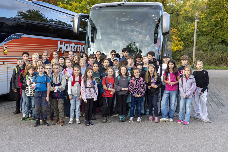 Gruppenfoto der Stadtkapelle Wernau mit jungen Musikern, die auf einen Ausflug gehen. Die Aufnahme zeigt die Teilnehmer vor einem Reisebus und soll Musikliebhaber sowie potenzielle neue Mitglieder im Raum Esslingen und Stuttgart ansprechen.