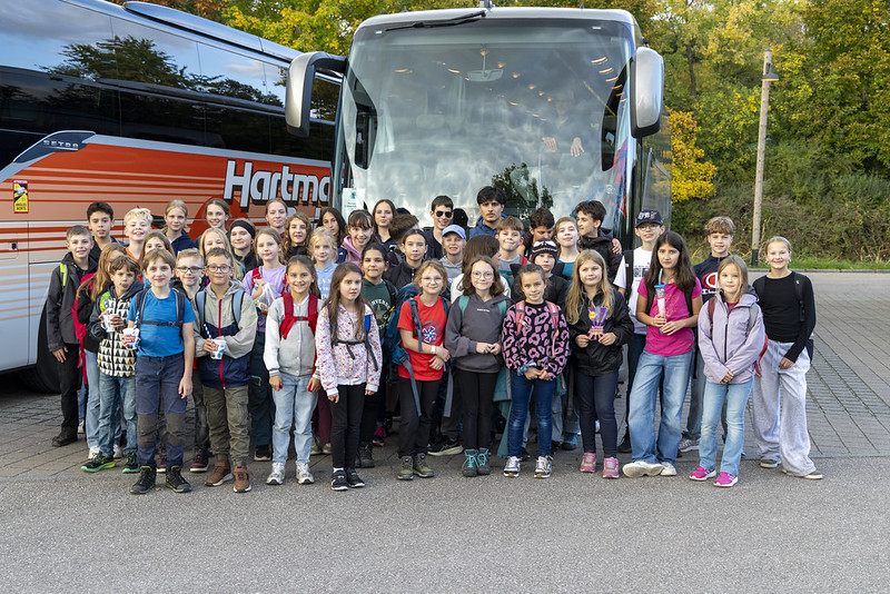 Gruppenfoto der Stadtkapelle Wernau mit jungen Musikern, die auf einen Ausflug gehen. Die Aufnahme zeigt die Teilnehmer vor einem Reisebus und soll Musikliebhaber sowie potenzielle neue Mitglieder im Raum Esslingen und Stuttgart ansprechen.