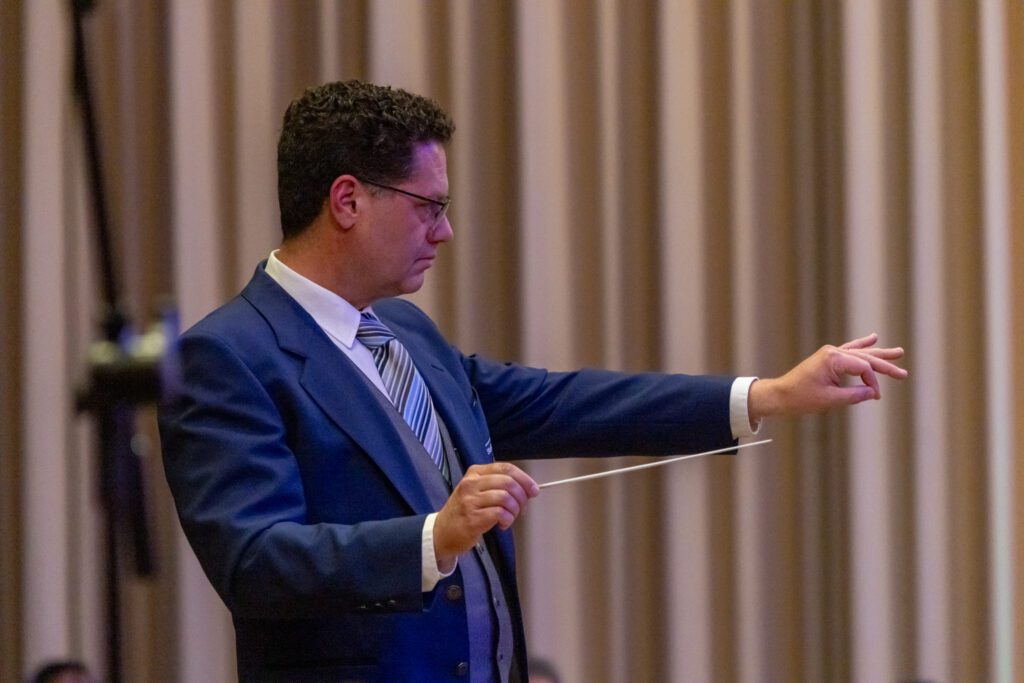 Dirigent der Stadtkapelle Wernau leitet Proben mit musikalischem Schwerpunkt, um Musikliebhaber und Musiker im Raum Esslingen und Stuttgart anzusprechen.