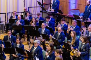 Alt-Text: Die Stadtkapelle Wernau in voller Besetzung während eines Konzerts, Musiker aus dem Raum Esslingen und Stuttgart spielen verschiedene Blasinstrumente. Das Bild zeigt die Vielfalt der Musikbegeisterten und fördert das Interesse an musikalischen Veranstaltungen in der Region.