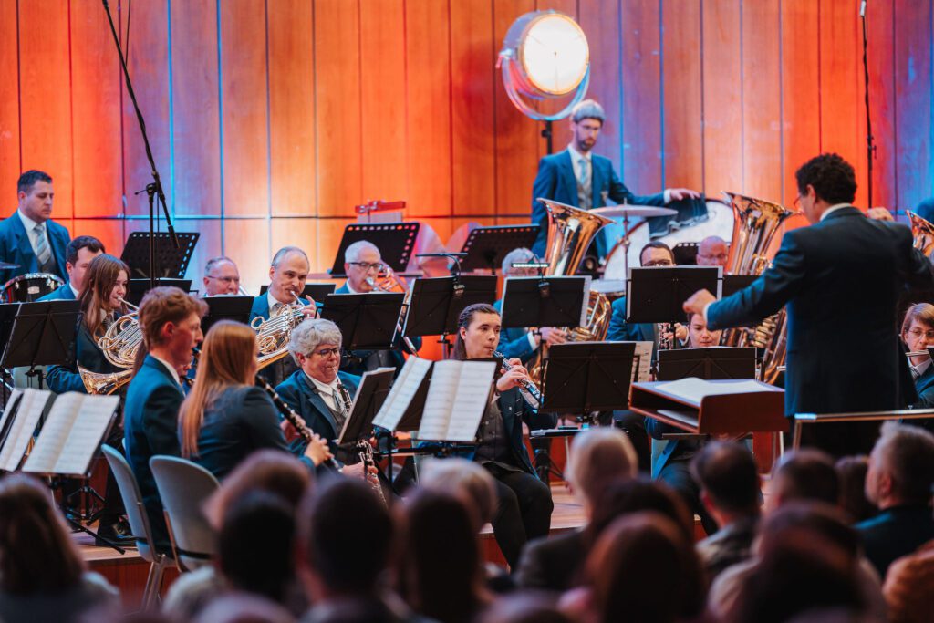 Auftritt der Stadtkapelle Wernau mit Musikern aus der Region Esslingen und Stuttgart, die ein abwechslungsreiches Konzertprogramm präsentieren. Die Musiker spielen verschiedene Instrumente, während der Dirigent das Orchester leitet. Ideal für Musikliebhaber und Interessierte an kulturellen Veranstaltungen im Landkreis Esslingen und Stuttgart.