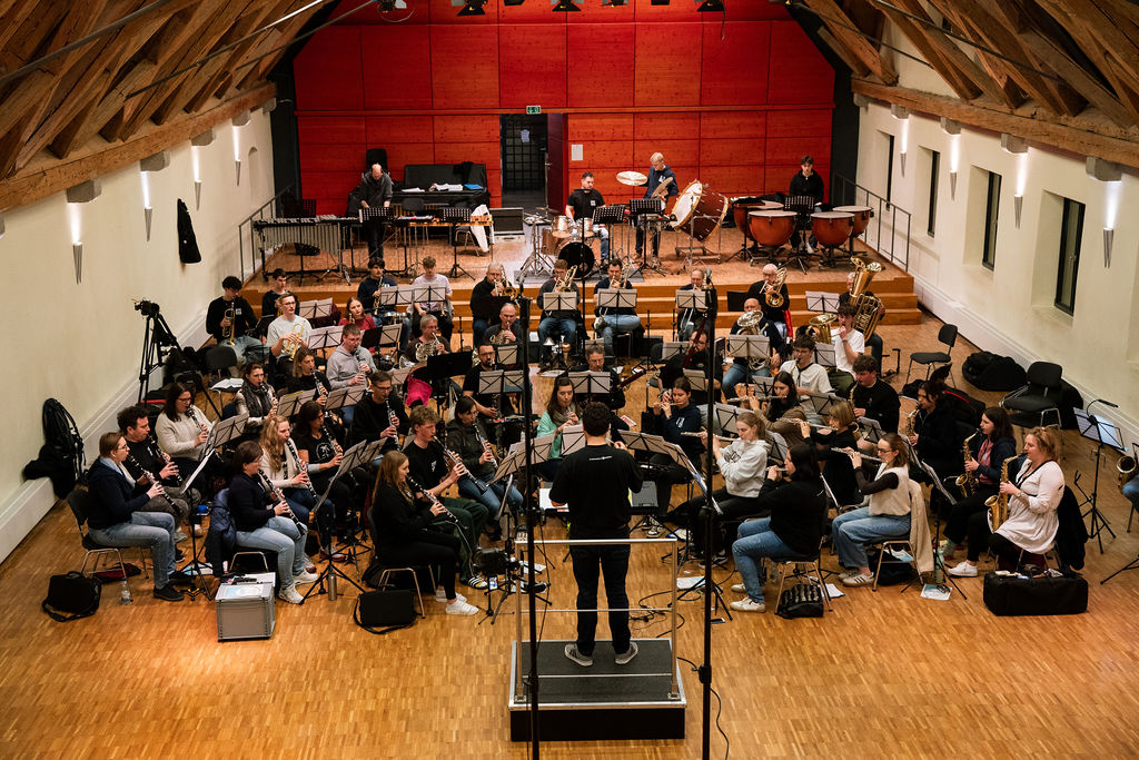 Proben der Stadtkapelle Wernau mit zahlreichen Musikern in einem modernen Probenraum, ideal für Musikliebhaber und Musiker im Raum Esslingen und Stuttgart.