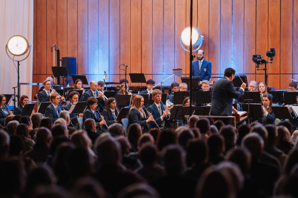 Die Stadtkapelle Wernau präsentiert ein Konzert mit talentierten Musikern in einem vollbesetzten Saal. Die Aufführung zieht Musikliebhaber aus den Regionen Esslingen und Stuttgart an und zeigt das vielfältige musikalische Engagement der Kapelle.