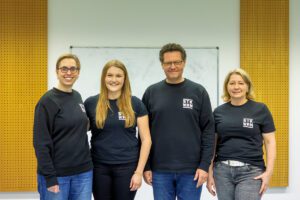 Mitglieder der Stadtkapelle Wernau in einheitlichen Sweatshirts, die Musikliebhaber und Musiker im Raum Esslingen und Stuttgart ansprechen. Die Aufnahme zeigt ein engagiertes Team, das sich für musikalische Aktivitäten und Gemeinschaft einsetzt.
