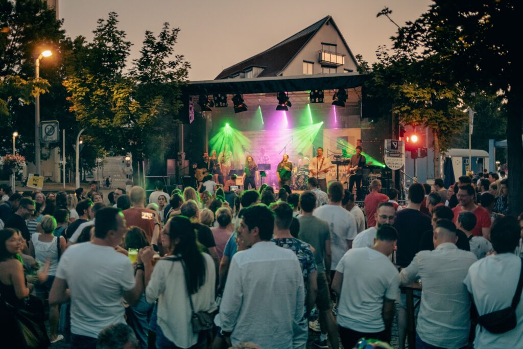 Live-Performance der Stadtkapelle Wernau auf einem Open-Air-Konzert, umgeben von begeistertem Publikum in Esslingen. Die Veranstaltung zieht Musikliebhaber aus der Region Stuttgart an und bietet ein abwechslungsreiches musikalisches Erlebnis.