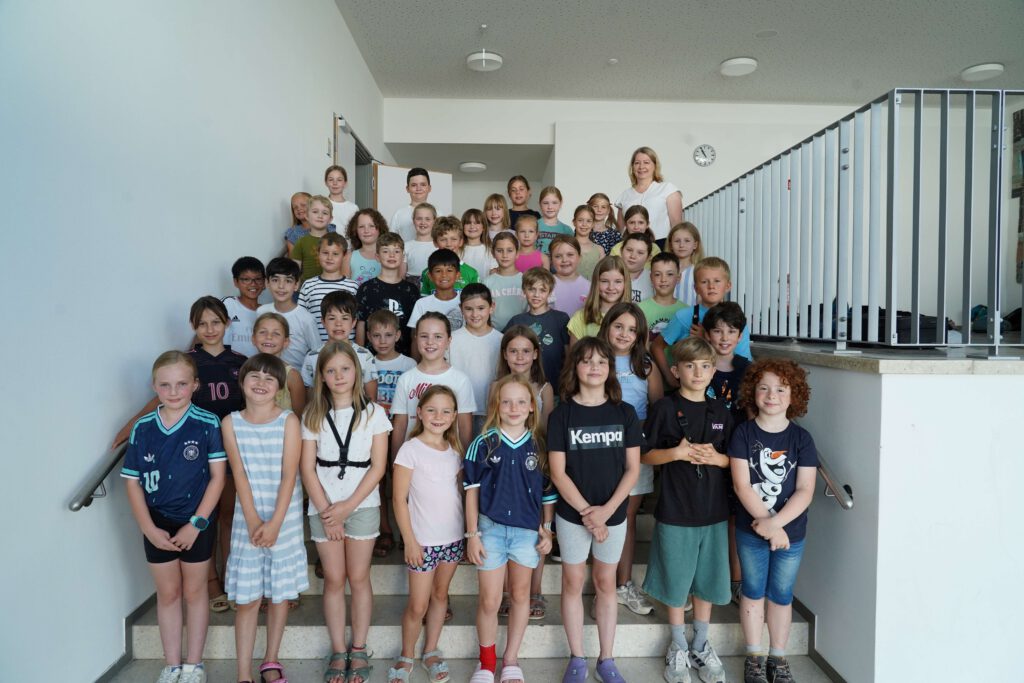 Gruppenfoto der Stadtkapelle Wernau mit jungen Musikern, die Interesse an musikalischer Bildung zeigen. Die Aufnahme zielt darauf ab, Musiker und Musikliebhaber im Raum Esslingen und Stuttgart anzusprechen und musikalische Themen im Landkreis zu fördern.